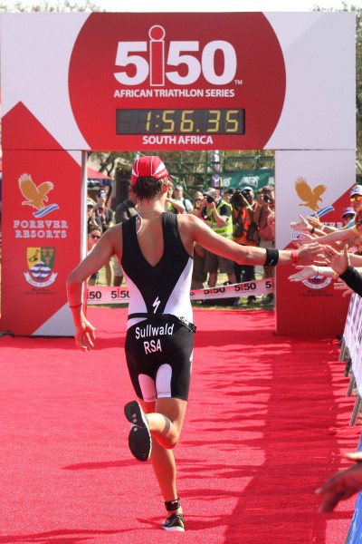 Winner Jodie Stimpson crosses the finish line at the Discovery World Triathlon Cape Town.(Photo credit: Jeff Ayliffe)